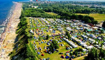 pole namiotowe nad morzem